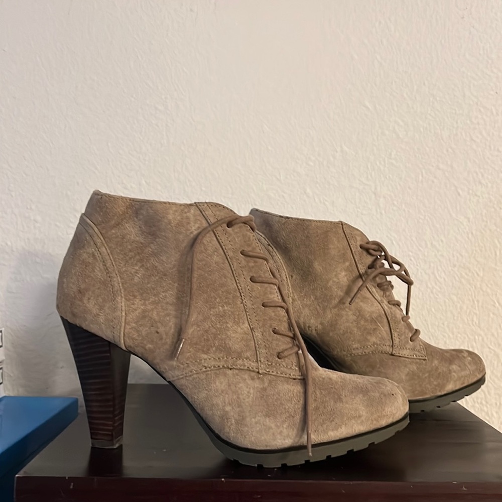 White Mountain Booties / ankle boots - size 9.5 - tan suede